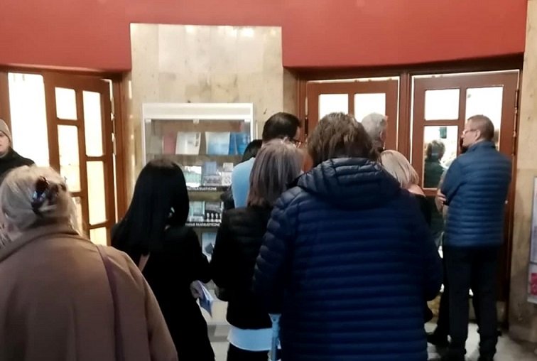 Zwolnień ostatecznie nie było, bo odchodzą z pracy z odprawami. Mieszkańcy pomstują na kolejki