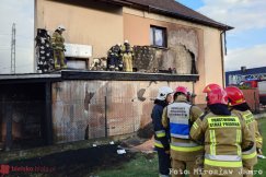 Pożar przybudówki budynku. Spłonęło wyposażenie i część elewacji - foto