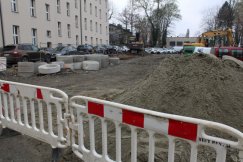 Prace przebiegają zgodnie z planem. Tymczasowo trudniej zaparkować przy szpitalu - foto