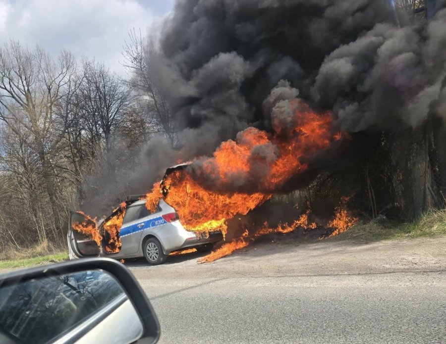 Pożar radiowozu na węźle S52. Z policyjnego samochodu został tylko wrak - foto
