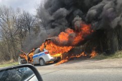 Pożar radiowozu na węźle S52. Z policyjnego samochodu został tylko wrak - foto