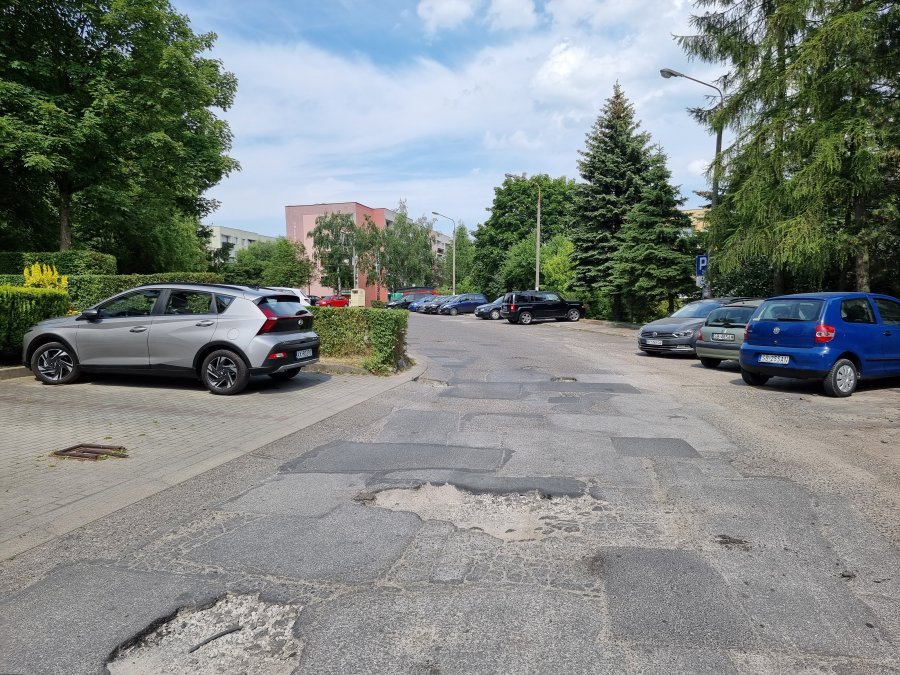 Projekt jest, ale nie ma pieniędzy. Problemem jest też brak odwodnienia osiedlowej ulicy
