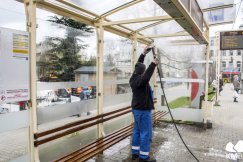Myją przystanki i usuwają graffiti. Drogowcy zapowiadają sprzątanie ulic - foto