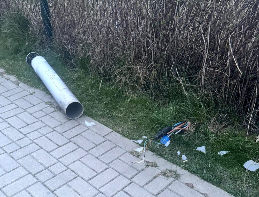 Lampy wyrwane, kable wystają z ziemi. Monitoring ukróci akty wandalizmu? - foto