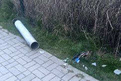Lampy wyrwane, kable wystają z ziemi. Monitoring ukróci akty wandalizmu? - foto