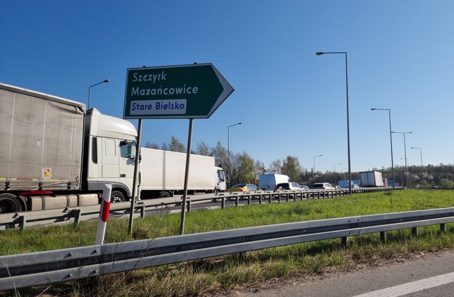 Były duże utrudnienia na na S52. Wszystko przez kolizję i wyciek paliwa z ciężarówki - foto
