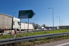 Były duże utrudnienia na na S52. Wszystko przez kolizję i wyciek paliwa z ciężarówki - foto