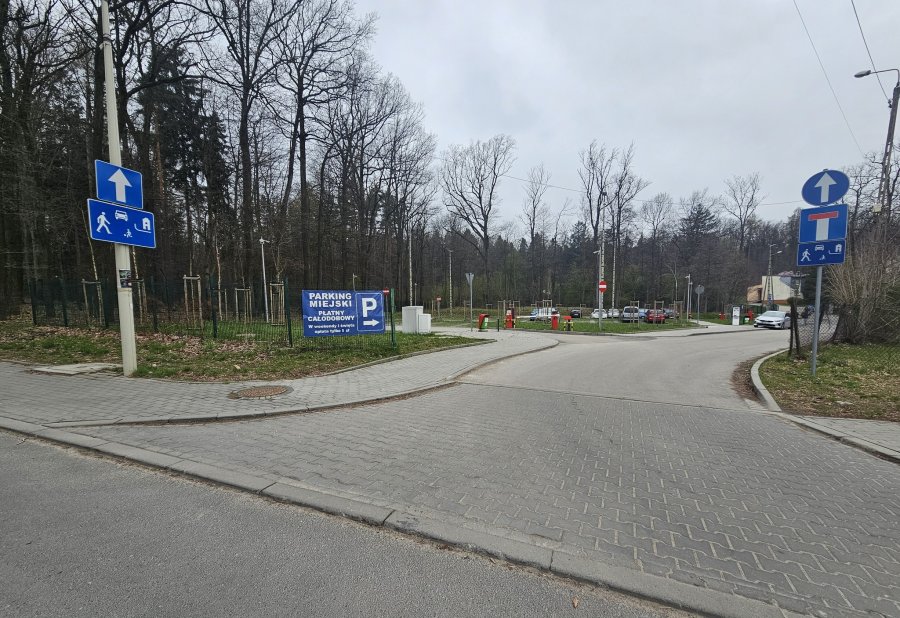 Parkowanie w tym popularnym miejscu graniczy z cudem. Ten parking często jest pusty - foto