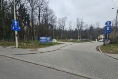 Parkowanie w tym popularnym miejscu graniczy z cudem. Ten parking często jest pusty - foto