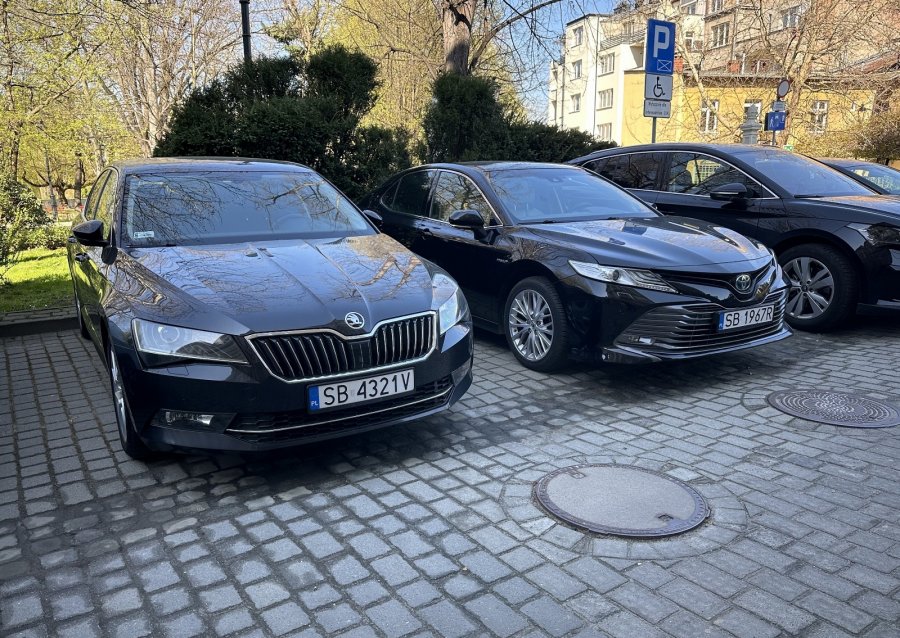 Druga próba sprzedaży służbowych aut. Mimo braku chętnych ich cen nie obniżono - foto