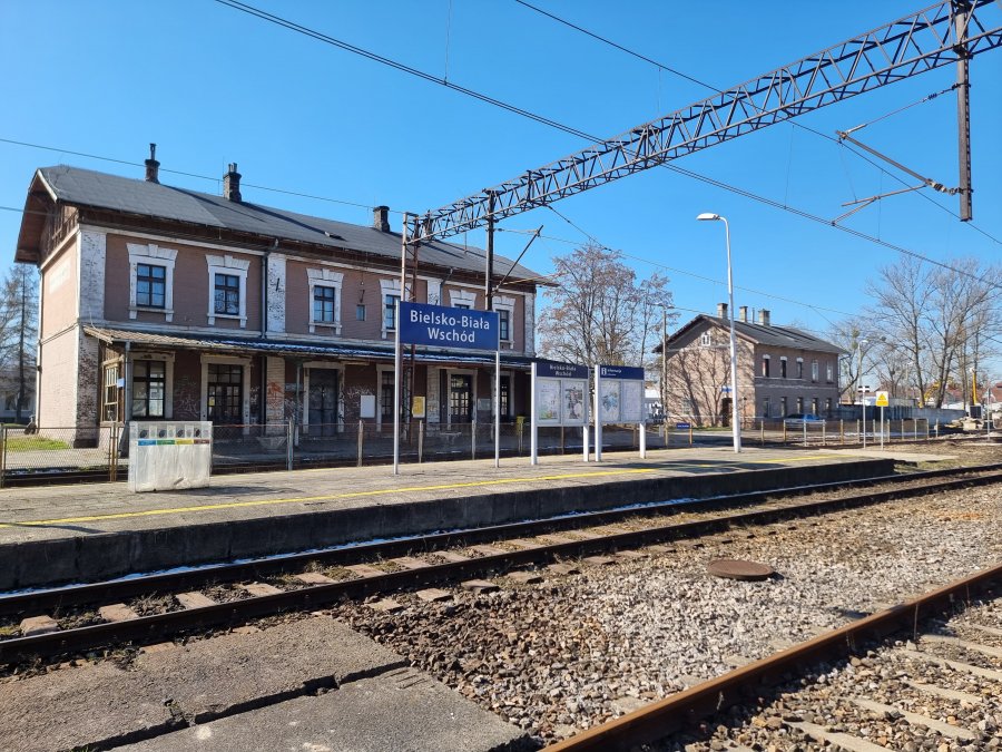 Bezdomni gromadzą się na nieczynnym dworcu kolejowym. Spożywają alkohol i są agresywni - foto