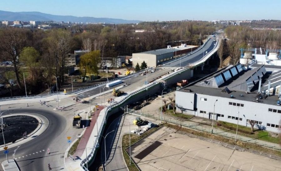Wyznaczono objazd i tymczasową trasę linii MZK. Na rondzie będą układać nawierzchnię MAPA