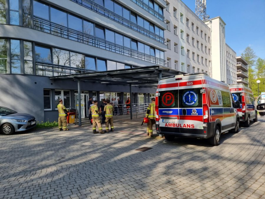 Odwołany alarm bombowy w szpitalu w Bystrej. Na miejscu czekały karetki transportowe - foto