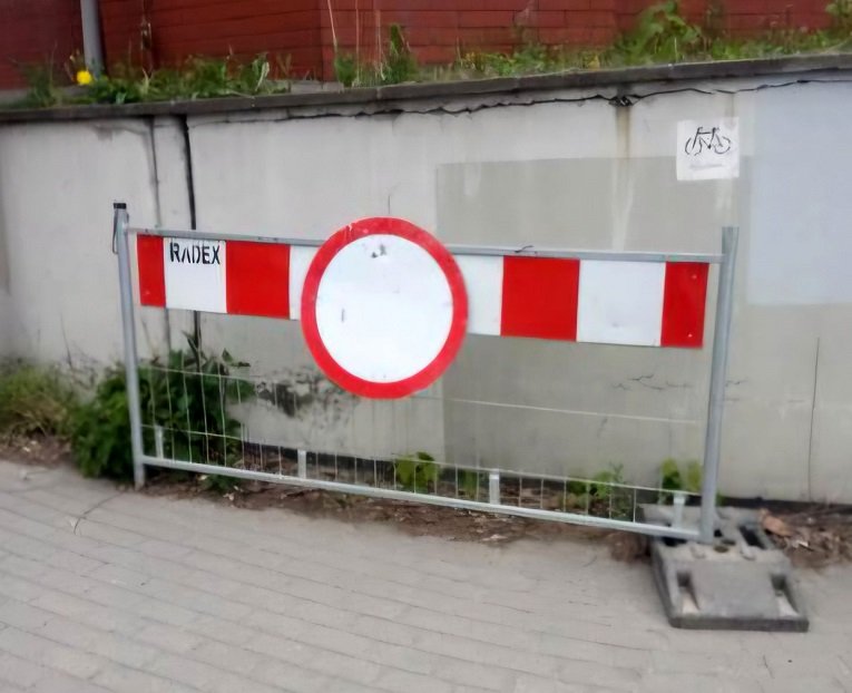 Przy ulicy stoją bariery z zakazem ruchu. To nie remont, a działania po sztabie - foto