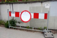 Przy ulicy stoją bariery z zakazem ruchu. To nie remont, a działania po sztabie - foto