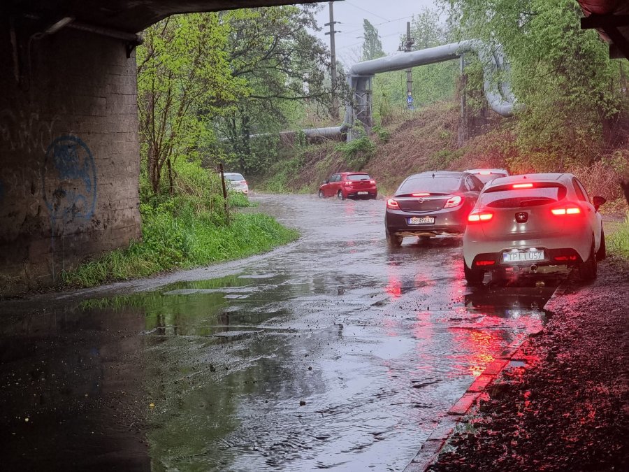 Grad i deszcz dały się we znaki. Strażacy interweniowali kilkanaście razy - foto