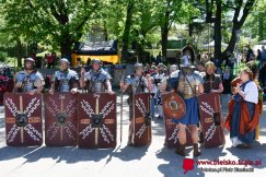 Średniowieczny klimat w parku. Widowiskowa inscenizacja, walki i parada wojów ZDJĘCIA