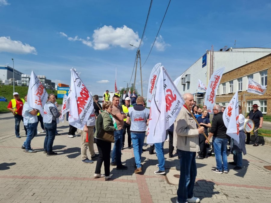 Było głośno przed bielskim zakładem. „Trzeba usiąść do stołu i rozmawiać” - foto