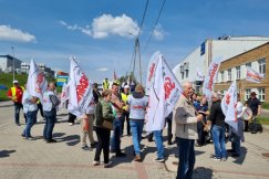Było głośno przed bielskim zakładem. „Trzeba usiąść do stołu i rozmawiać” - foto