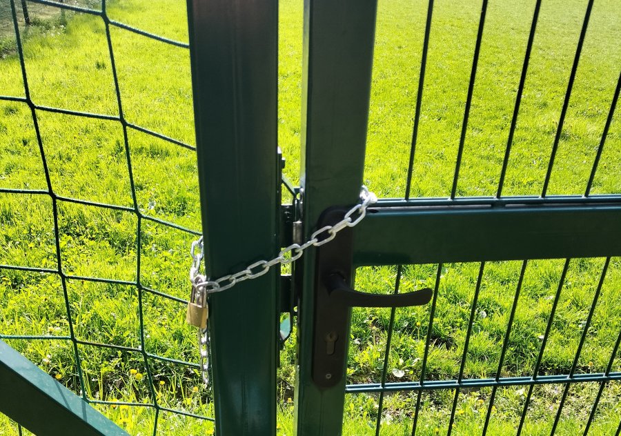 Z drzew lecą gałęzie, a boisko zamknięte na łańcuch. Urzędnicy odpowiadają na skargę - foto