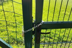 Z drzew lecą gałęzie, a boisko zamknięte na łańcuch. Urzędnicy odpowiadają na skargę - foto