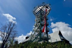 Biało-czerwona dumnie powiewa na Szyndzielni. Święto flagi uczcili także strażacy - foto