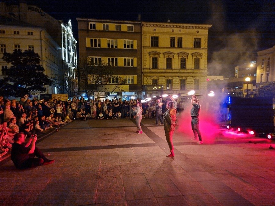 Ogień na placu Chrobrego. Tłum bielszczan był zachwycony magicznym pokazem - foto