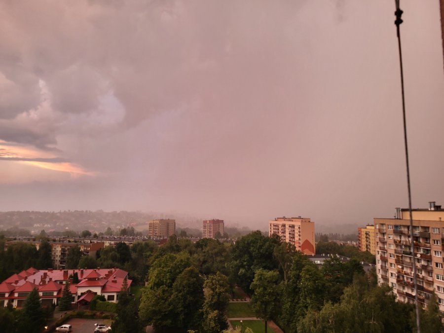 Pomarańczowe ostrzeżenie przed niebezpieczną pogodą. Uwaga na silny wiatr