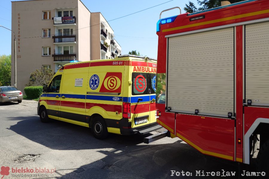 Akcja służb na bielskim osiedlu. Nastolatek przewieziony do szpitala - foto