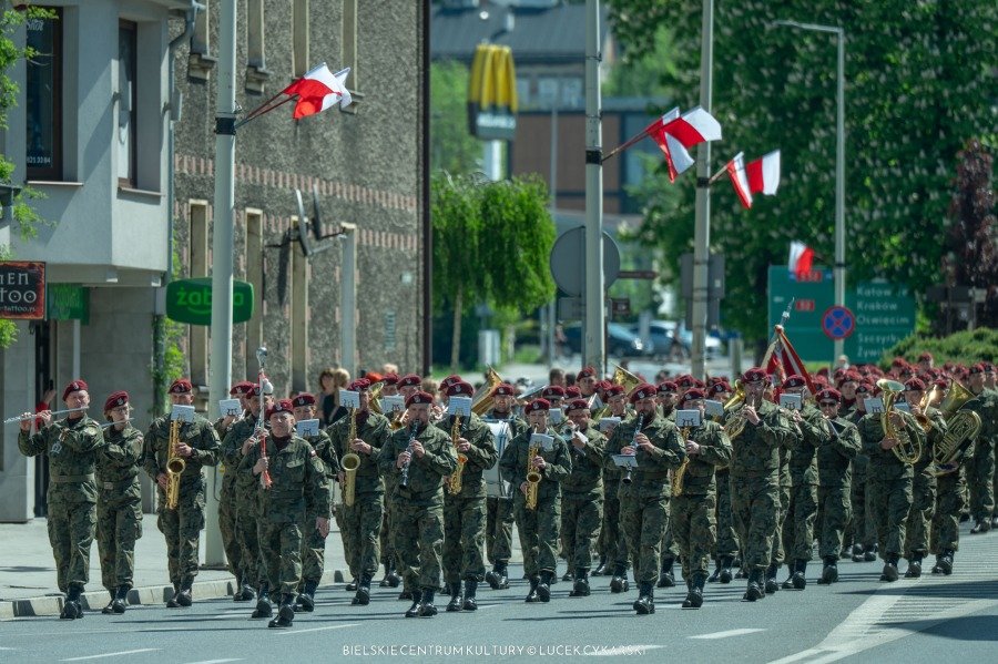 Kompania honorowa prowadziła przez miasto. Niech się święci 3 Maja ZDJĘCIA