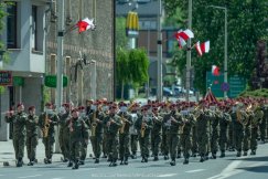 Kompania honorowa prowadziła przez miasto. Niech się święci 3 Maja ZDJĘCIA
