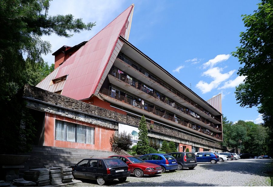 Skarga na lokatorów dawnego hotelu. Właściciel zaprzecza, by sprawiali problemy