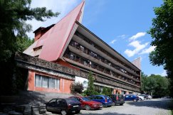 Skarga na lokatorów dawnego hotelu. Właściciel zaprzecza, by sprawiali problemy