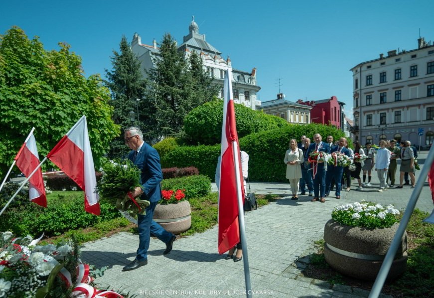 Święto podzieliło dwa obozy polityczne. Afera o składane kwiaty i oskarżenia o propagandę