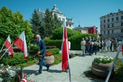 Święto podzieliło dwa obozy polityczne. Afera o składane kwiaty i oskarżenia o propagandę