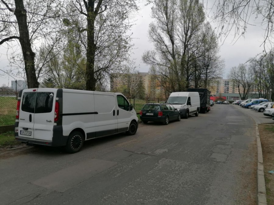 Spółdzielnia zabiera głos ws. służbowych aut na osiedlu. „Byłby to przejaw nierównego traktowania”