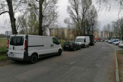 Spółdzielnia zabiera głos ws. służbowych aut na osiedlu. „Byłby to przejaw nierównego traktowania”