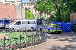 Zgon w centrum Bielska-Białej. Miejsce zdarzenia kilka godzin zabezpieczał patrol policji - foto