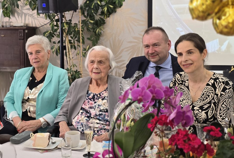 Piękny jubileusz w Domu Nauczyciela. Pani Annie życzymy 200 lat! - foto