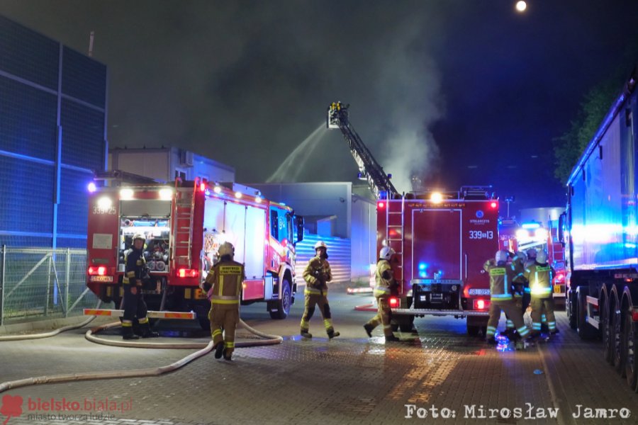 Nad ranem opanowali pożar hali z odpadami, na miejscu grupy chemiczne. W akcji ponad 100 strażaków - foto