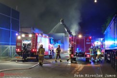 Nad ranem opanowali pożar hali z odpadami, na miejscu grupy chemiczne. W akcji ponad 100 strażaków - foto