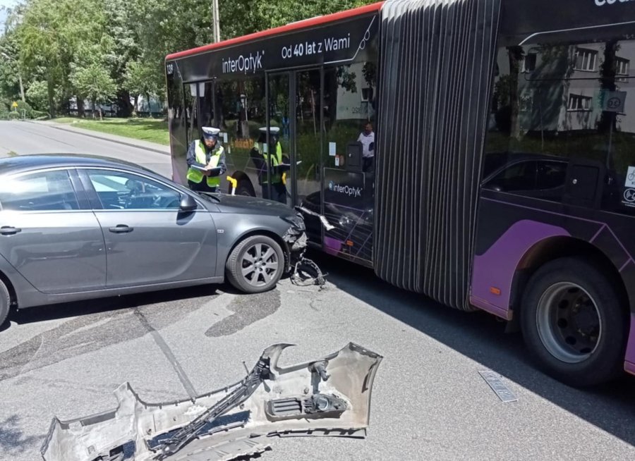 Zderzenie osobówki z autobusem MZK. Poszkodowana pasażerka zabrana do szpitala - foto