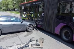 Zderzenie osobówki z autobusem MZK. Poszkodowana pasażerka zabrana do szpitala - foto