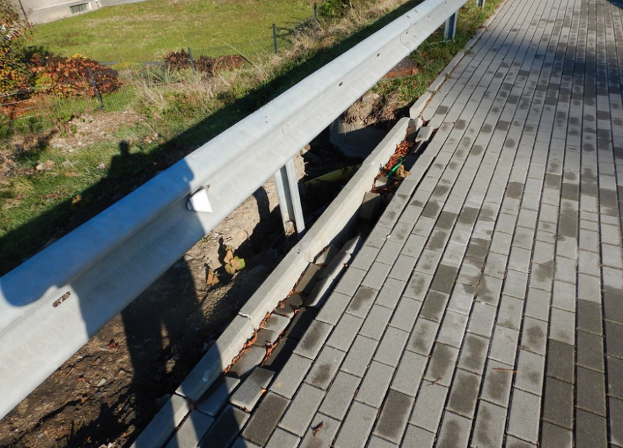 To nie tylko dziura w chodniku, a aktywne osuwisko. Trzeba wykonać odwierty geologiczne - foto