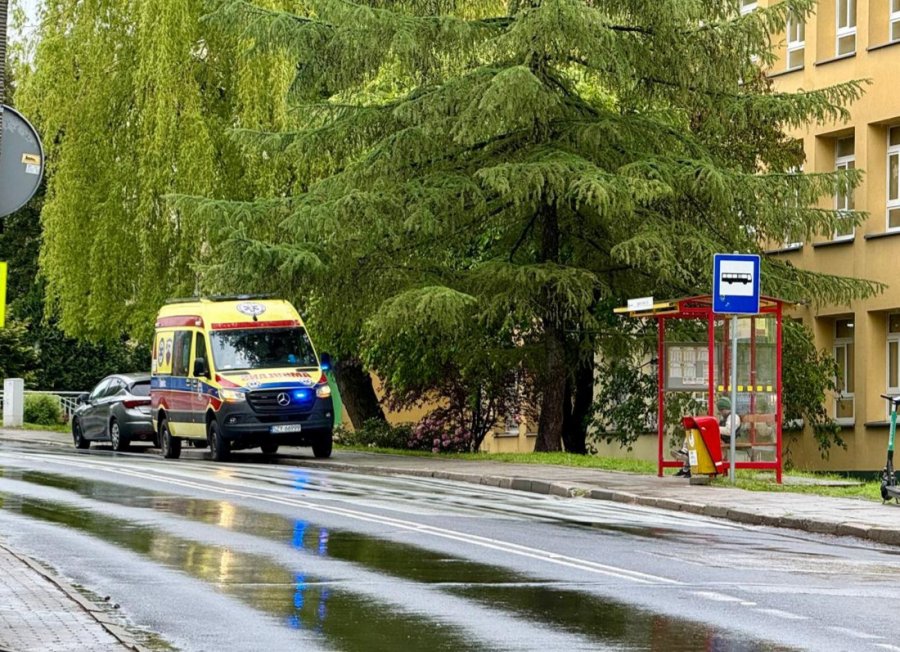 Śmierć w lokalu wyborczym w Bielsku-Białej. Nie udało się uratować życia mężczyzny - foto