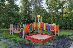 Na osiedlu stanie odjazdowy plac zabaw. Obecna infrastruktura jest mocno wysłużona