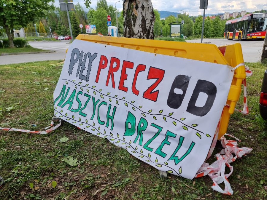 Rondo na osiedlu budowane jest specustawą drogową. Trwa kolejny dzień protestu mieszkańców