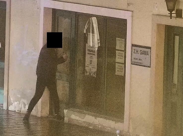 Z łomem w rękach włamywał się do lokalu. Wszystko widział operator monitoringu - foto