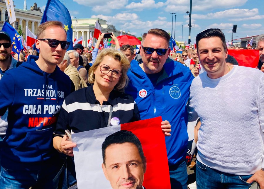 Dwa marsze, dwie wizje Polski. Do Warszawy z Bielska-Białej pojechało kilka autobusów - foto