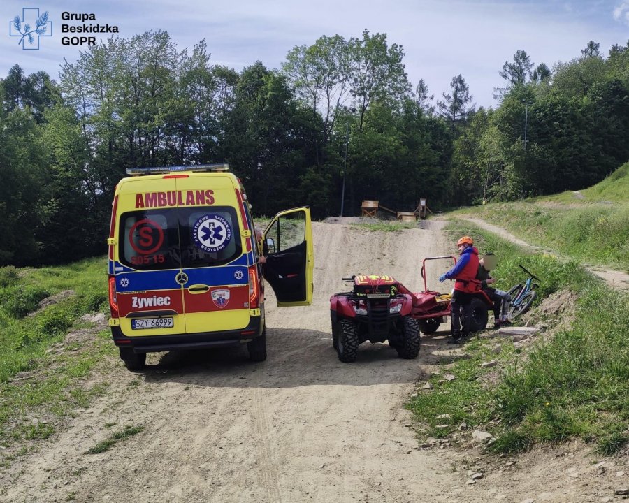 Dwa poważne wypadki w Beskidach. Ranny turysta z Czech z wbitym ciałem obcym - foto